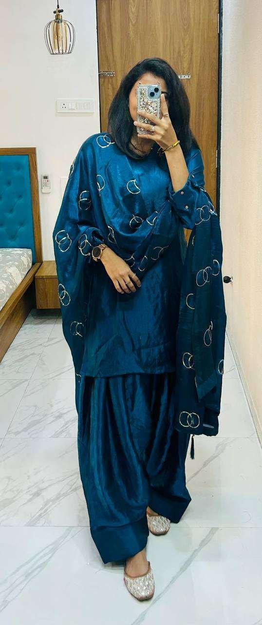 nlmVXt.jpg Women's Fendi Silk Solid Muslim Straight Kurti With Pant and Dupatta set - Image 8