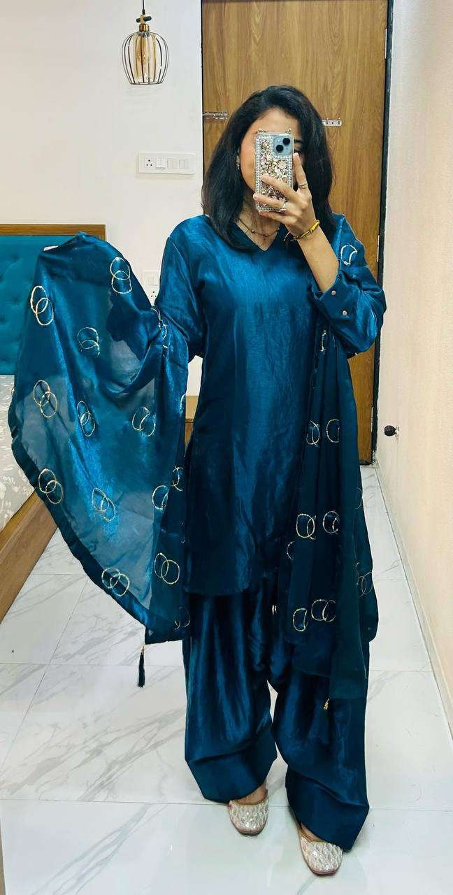 wBdlsJ.jpg Women's Fendi Silk Solid Muslim Straight Kurti With Pant and Dupatta set - Image 7